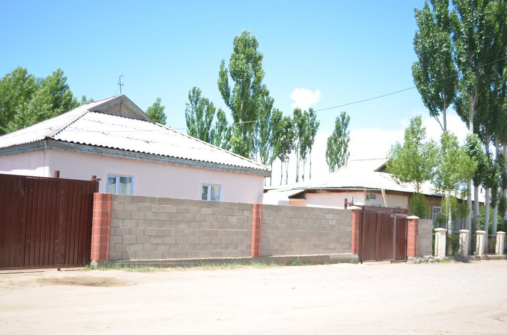 Guest House Mira Kochkor Ngoại thất bức ảnh